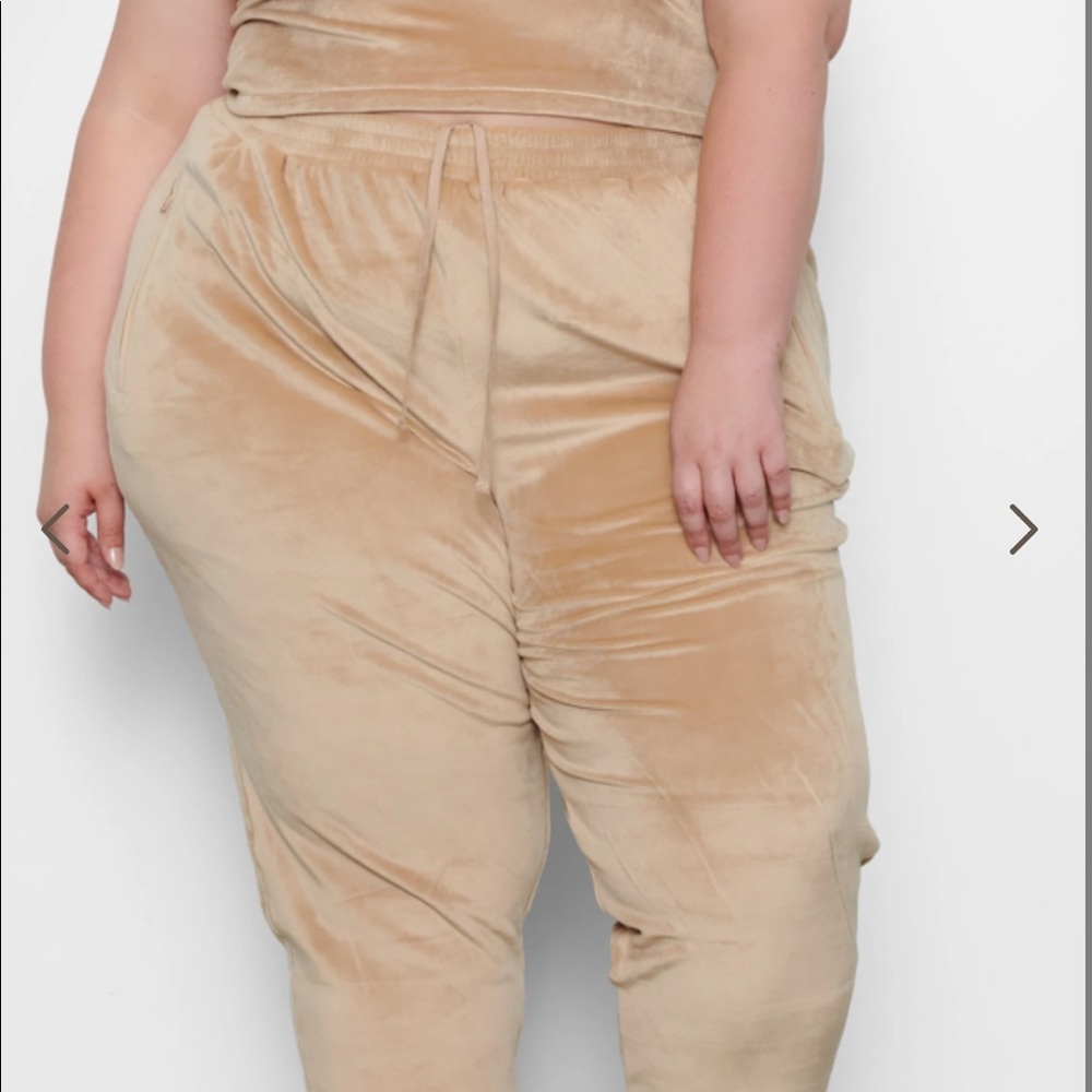 Skims Velour Jogger -honey